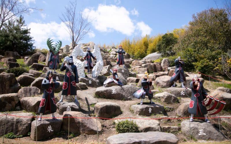 Akatsuki presente em pedras no parque temático de Naruto