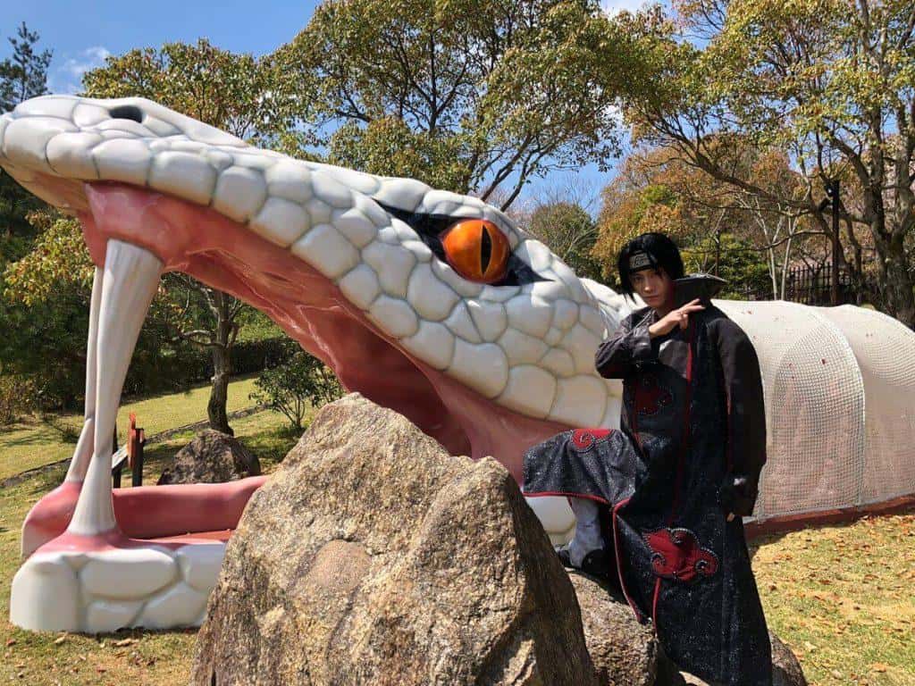 Itachi na Manda no parque Naruto