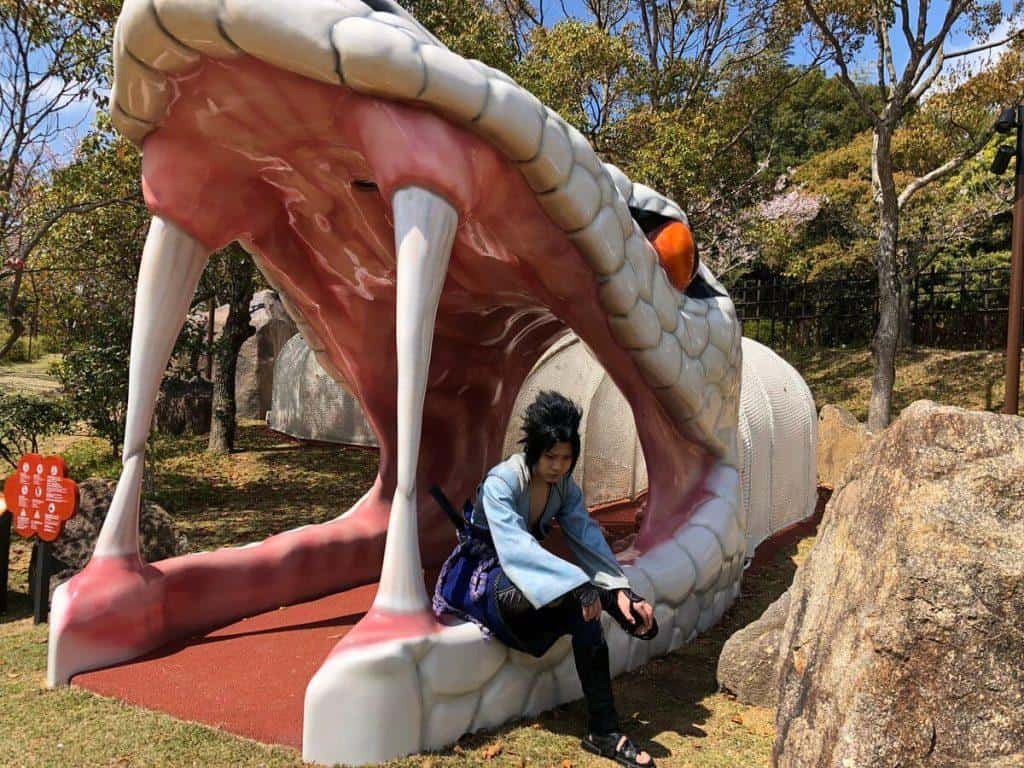 Sasuke na Manda no parque tematico Naruto
