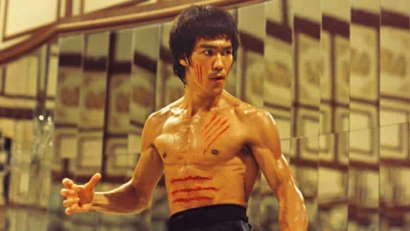 Bruce Lee, todo arranhado em um filme