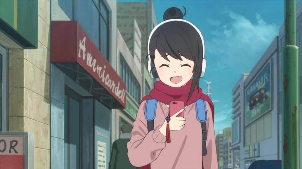 Rikka Isurugi com headphones. ao celular na rua