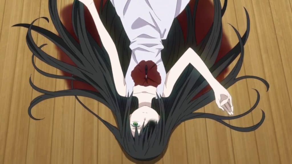 Kaeru-Chan deitada em uma poça de sangue com uma faca o peito