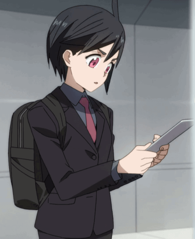 Koharu Hondomachi de mochila e terno olhando para um Tablet