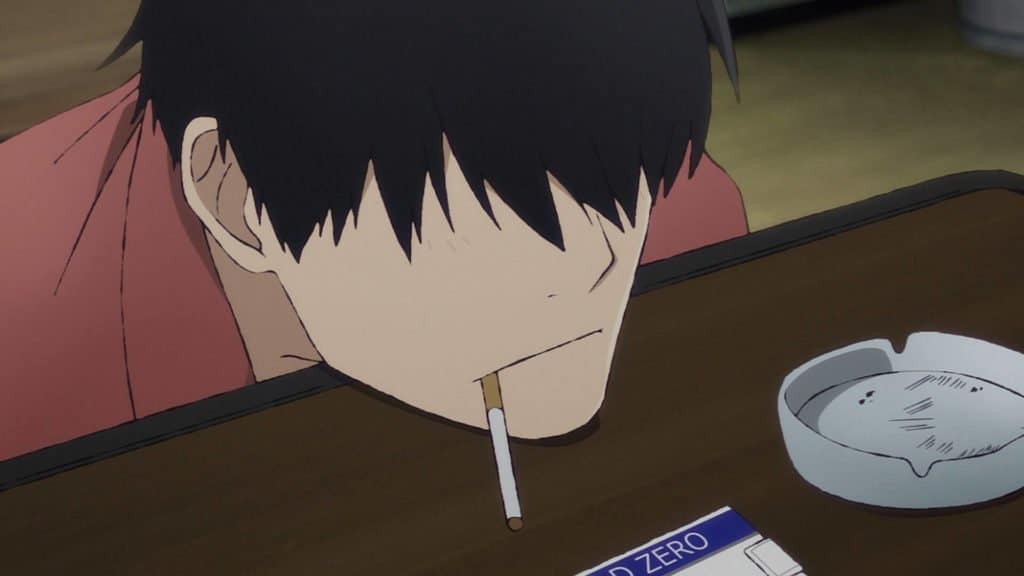 Rikuo protagonista de Yesterday wo Utatte sentado numa mesa com o cigarro na boca