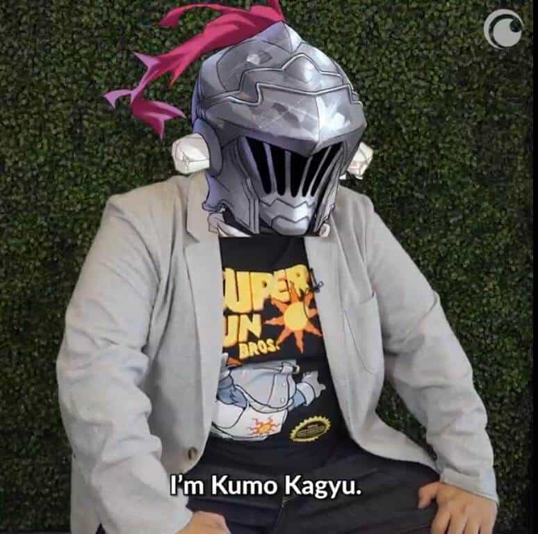 Foto do Autor de Goblin Slayer: Komo Kagyu, com o rosto censurado pelo capacete do personagem