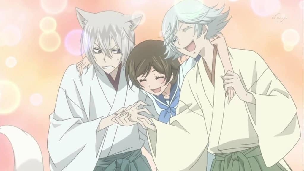 Kami-sama Hajimemashita personagens com protagonista sendo abraçada por dois yokais