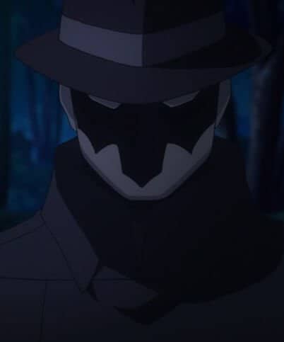 O Vampiro terrorista em Mahouka, vestindo um sobretudo, boné e mascara com mancha preta.