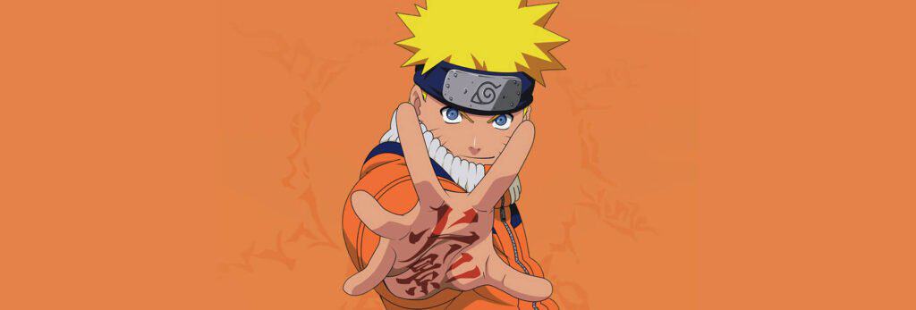 Naruto classico - Uzumaki Naruto no centro da imagem com cabelos loiros, olhos azuis, bandana na testa com um protetor marcado com o simbolo de konoha e sua roupa laranja com detalhes azuis.