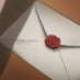 imagem de uma carta envelopada, e o envelope está selado com o um selo em cera vermelha - Entre em contato Cúpula do Trovão