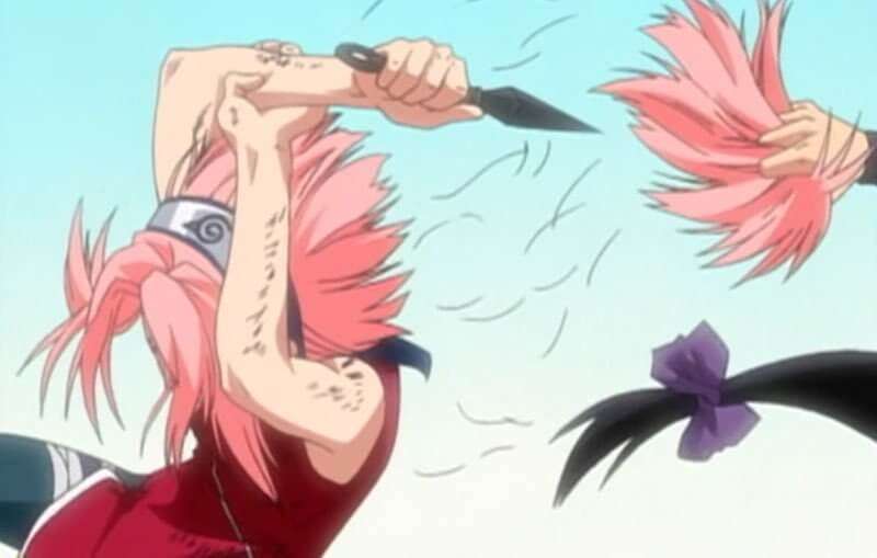 Sakura, toda machucada, após cortar seu cabelo com uma kunai, e a mão de outra ninja segurando o restante do cabelo cortado