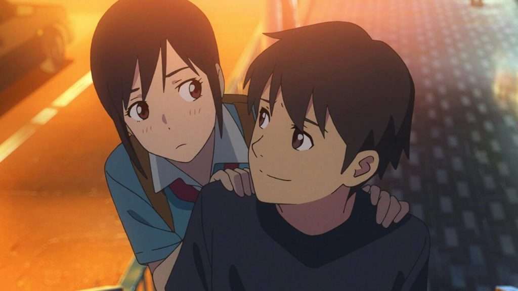 menino segurando menina nas costas enquanto ambos sorriem em shiki oriori