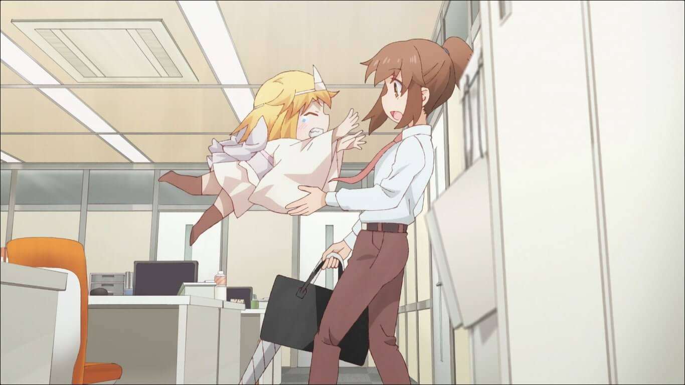 capa shachiku-san com a fantasminha abraçando e pulando no colo dela