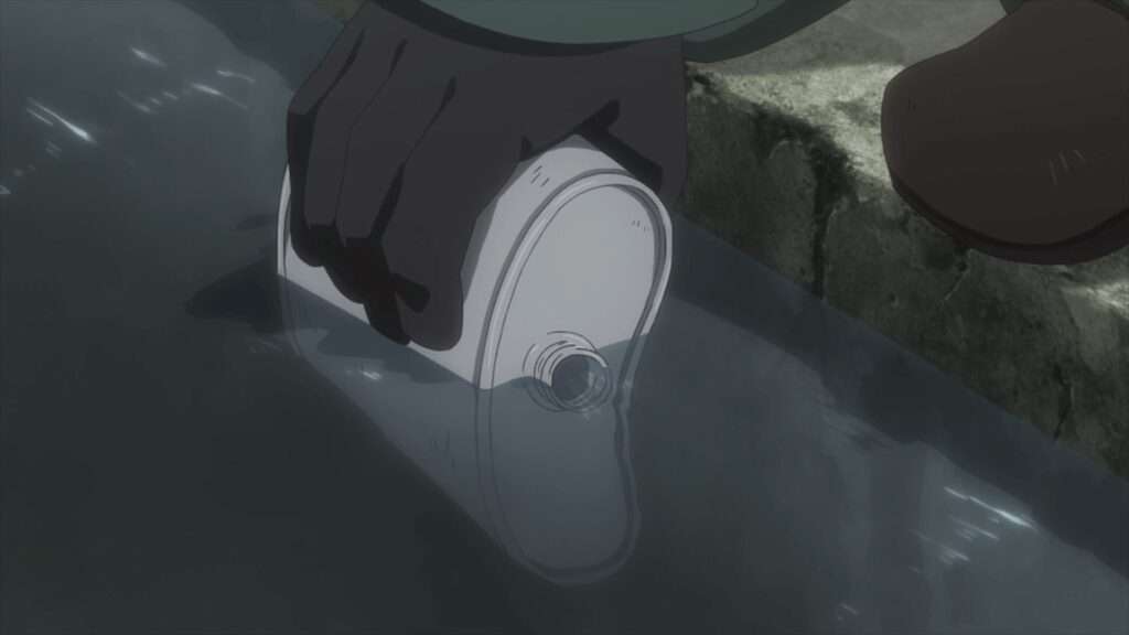 Personagem de Shoujo Shuumatsu Ryokou pegando água de uma corrente com um cantil