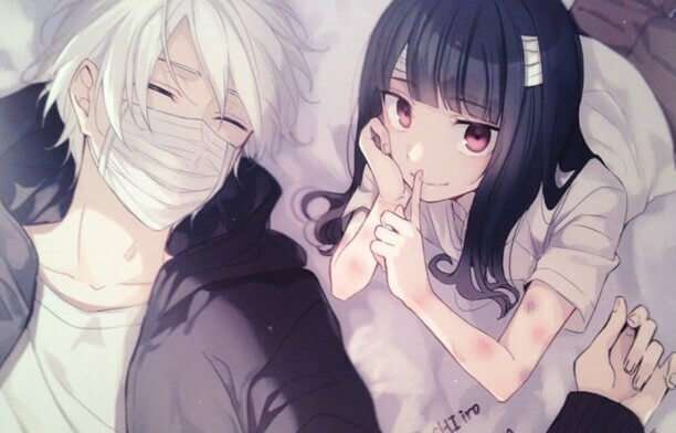 Protagonista de Sachi-iro no One Room pedindo silencio pois está deitada com seu oni-san e ele está dormindo.