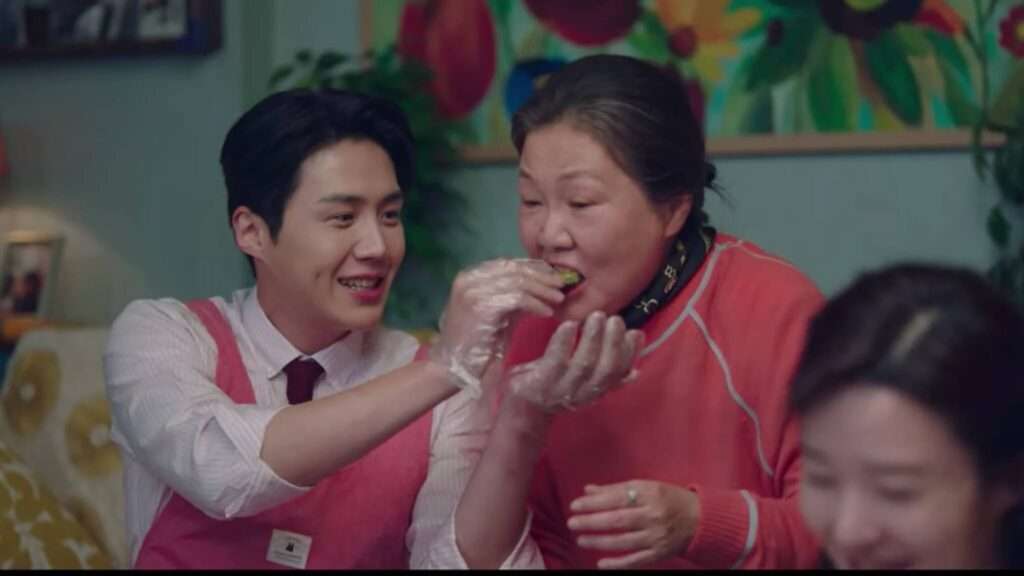 Ji Pyung e a Sra. Choi comendo juntos