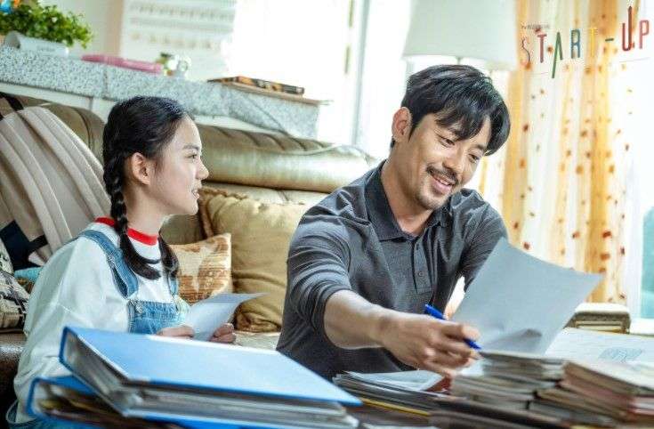 Seo Dal Mi ainda jovem e seu pai do lado lendo papéis