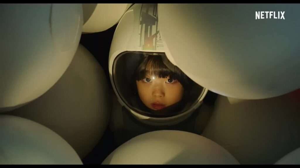 Dorothy personagem de Space Sweepers no centro da tela com capacete de astronauta em meio a balões brancos